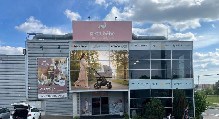 Petit bébé — reklamní štít a polep fasády