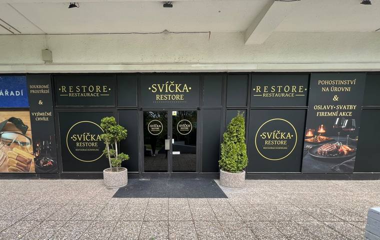 Svíčka Restore — polep výloh restaurace