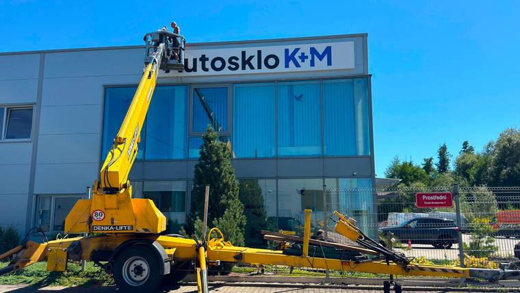 Autosklo K+M — světelný štít na budově